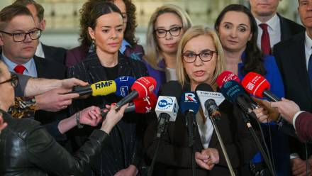 Minister klimatu i środowiska Paulina Hennig-Kloska (4P) oraz politycy Polski 2050: Sławomir Ćwik (L), Aleksandra Leo (2L), Żaneta Cwalina-Śliwowska (3L), Ewa Szymanowska (2P) i Marcin Skonieczka (P) podczas konferencji prasowej w Sejmie. Fot. PAP/Marcin Obara
