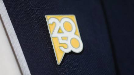 Znaczek partii Polska 2050 w Sejmie w Warszawie. Fot. PAP/Leszek Szymański