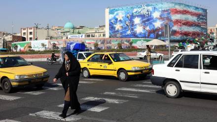 Antyamerykański billboard na ulicy Teheranu Fot. PAP/EPA/ABEDIN TAHERKENAREH