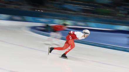 . Reprezentant Polski Władimir Semirunnij (P) w biegu na 1500 m łyżwiarzy szybkich, fot. PAP/Grzegorz Momot