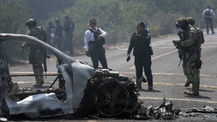 Wrak samochodu w Morelii w Meksyku Fot. PAP/EPA/Ivan Villanueva