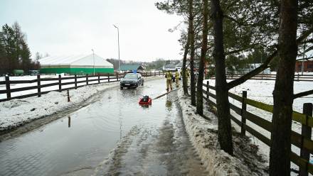  Strażacy przepompowują wodę z roztopów na drodze lokalnej w Otominie k. Gdańska. Fot. PAP/Adam Warżawa 