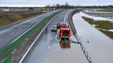 Wody roztopowe na drodze ekspresowej S6 w okolicy węzła Karwice. Fot. PAP/Piotr Kowala