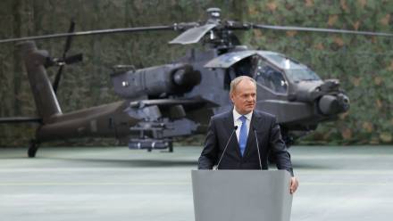  Premier Donald Tusk na uroczystości zawarcia umów offsetowych między Wojskowymi Zakładami Lotniczymi nr 1 S.A. a Lockheed Martin Fot. PAP/Marian Zubrzycki
