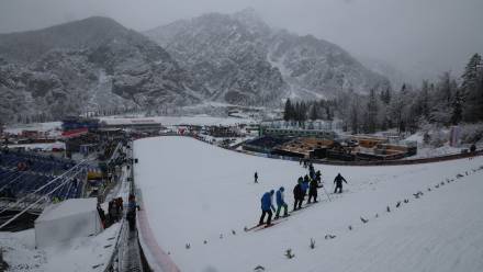 Obsługa techniczna na zeskoku skoczni przed konkursem indywidualnym Pucharu Świata w lotach narciarskich w słoweńskiej Planicy Fot. PAP/Grzegorz Momot
