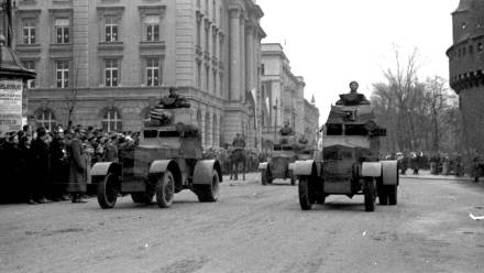 Polskie samochody pancerne wz. 34 na defiladzie w Krakowie 11.11. 1937 r. Fot. nac.gov.pl
