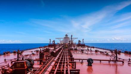 Liczne statki gromadzą się u wejścia do cieśniny Ormuz, jak i u wyjścia z niej. Fot. Adobe Stock/Haris Andronos