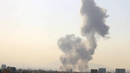 Dym nad Teheranem po ataku Izraela i USA. Fot. PAP/EPA/ABEDIN TAHERKENAREH