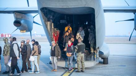 Ludzie wysiadają z samolotu słowackich sił zbrojnych przybywającego z Akaby w Jordanii do Bratysławy na Słowacji Fot. PAP/EPA/JAKUB GAVLAK