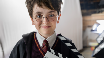 Dominic McLaughlin w roli Harry’ego Pottera. Fot. Warner Bros./materiały prasowe