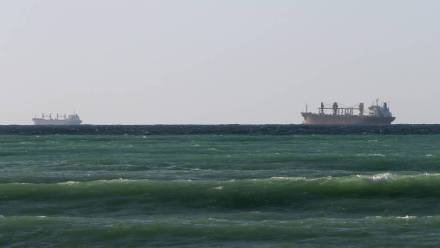 Tankowce w cieśninie Ormuz, fot. PAP/EPA/ALI HAIDER