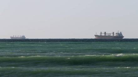 Tankowce w cieśninie Ormuz, fot. PAP/EPA/ALI HAIDER