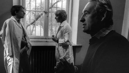 Realizacja zdjęć do filmu pt. Człowiek z żelaza, w reżyserii Andrzeja Wajdy. W głębi aktorzy: Bogusław Linda jako Dzidek i Halina Łabonarska jako Lekarka w szpitalu psychiatrycznym Fot. PAP/Jerzy Kośnik