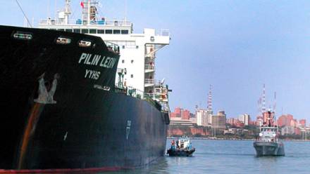 Minister energii USA: możliwe, że zaczniemy eskortować tankowce przez Ormuz przed końcem marca. Fot. PAP/EPA/	ENRIQUE RIVAS (zdjęcie ilustracyjne)