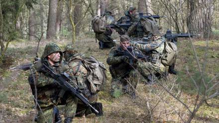 Kurdyjscy żołnierze. Fot. PAP/EPA/HOLGER HOLLEMANN