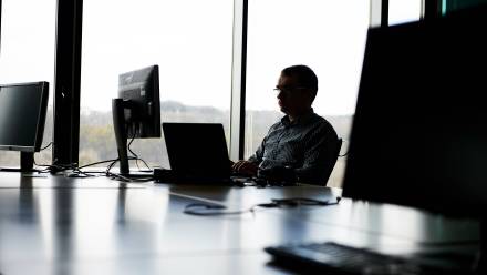 Pracownik w biurze - zdjęcie ilustracyjne Fot. PAP/Adam Warżawa