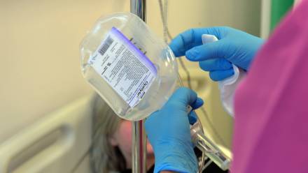 Kroplówka z lekiem Fot. PAP/Marcin Bielecki