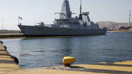 Brytyjski niszczyciel rakietowy HMS Duncan. Fot. PAP/EPA/YANNIS KOLESIDIS 