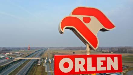 Logo stacji paliw ORLEN. Fot. PAP/Leszek Szymański