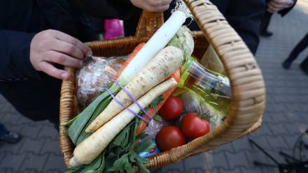 Koszyk z zakupami Fot. PAP/Rafał Guz