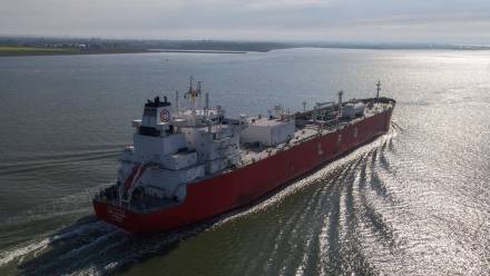 Tankowiec Fot. PAP/EPA/OLIVIER HOSLET