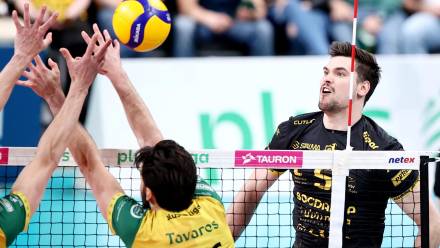  Miguel Tavares (L) z Aluronu CMC Wartą Zawiercie oraz Mikołaj Sawicki (P) z Bogdanki LUK Lublin, fot. PAP/Michał Meissner