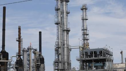 Rafineria w USA, zdjęcie ilustracyjne, fot. PAP/EPA/JOHN G. MABANGLO