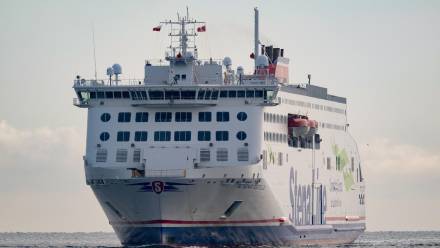 Prom pasażersko-samochodowy Stena Estelle operatora Stena Line. fot. PAP/Andrzej Jackowski