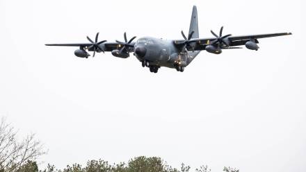 Wojskowy samolot transportowy Hercules C-130, zdjęcie ilustracyjne. Fot. PAP/EPA/CHRISTOPHE PETIT TESSON