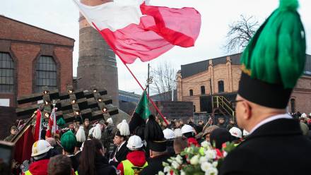 Uroczystości przed pomnikiem poległych górników KWK „Wujek” w Katowicach w 2025 roku. Fot. PAP/	Jarek Praszkiewicz