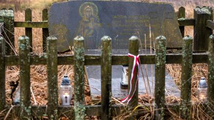 Miejsce pamięci we wsi Ugły Fot. PAP/Vladyslav Musiienko