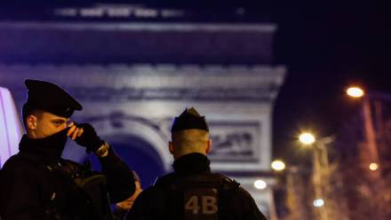 Paryska policja (zdjęcie ilustracyjne). Fot. EPA/Mohammed Badra