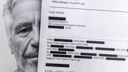 Wydruk dokumentów z tzw. akt Epsteina. Fot. PAP/EPA/CRISTOBAL HERRERA-ULASHKEVICH