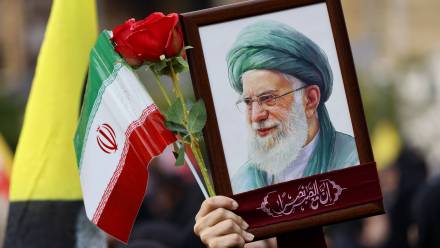 Portret ajatollaha Chameneia. Fot. EPA/WAEL HAMZEH