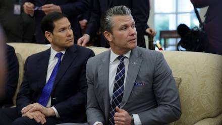 Sekretarz stanu Marco Rubio i minister obrony Pete Hegseth. Fot. PAP/EPA/SAMUEL CORUM / POOL