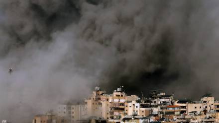 Dym po izraelskim nalocie na Liban, fot. PAP/EPA/WAEL HAMZEH