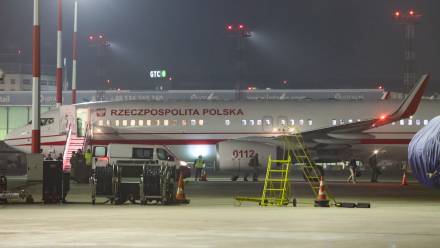 Jeden z samolotów Sił Powietrznych RP z Polakami ewakuowanymi z Bliskiego Wschodu po wylądowaniu na lotnisku Okęcie w Warszawie Fot. PAP/Leszek Szymański