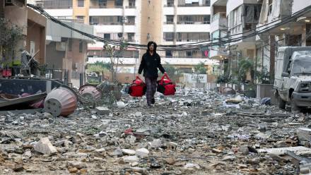 Władze w Bejrucie szacują, że co najmniej 800 tys. ludzi opuściło domy w poszukiwaniu bezpiecznego schronienia. Fot. PAP/EPA/WAEL HAMZEH