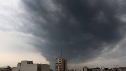 Dym nad Tehereanem Fot. PAP/EPA/ABEDIN TAHERKENAREH