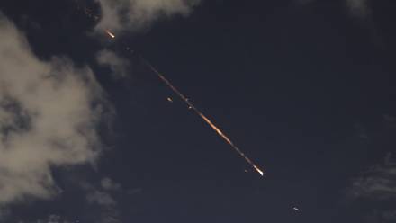 Izraelska obrona powietrzna przechwyciła irański pocisk balistyczny. Fot. PAP/EPA/ABIR SULTAN