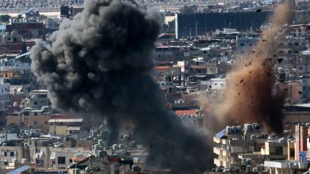 Izraelski nalot na przedmieścia Bejrutu, fot. PAP/EPA/WAEL HAMZEH