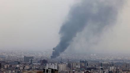 Izrael poinformował, że przeprowadził zakrojoną na szeroką skalę operację uderzeniową w Teheranie Fot. PAP/EPA/ABEDIN TAHERKENAREH