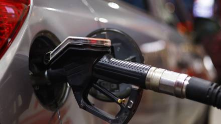 Tankowanie samochodu Fot. PAP/EPA/ANNA SZILAGYI