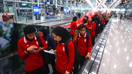 Irańskie piłkarki na lotnisku Fot. PAP/EPA/FAZRY ISMAIL