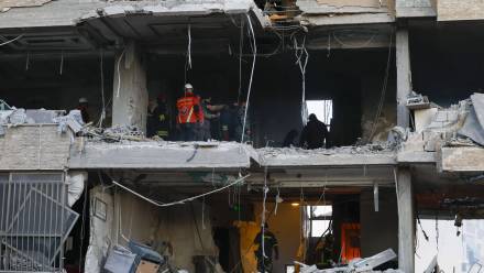 Pomoc medyczna w miejscu uderzenia w Libanie, fot. PAP/EPA/WAEL HAMZEH