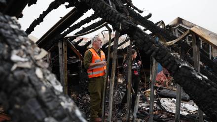 Zniszczenia po irańskim ataku rakietowym na Izrael. Fot. PAP/EPA/ABIR SULTAN