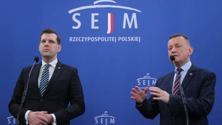 Przewodniczący KP PiS Mariusz Błaszczak (P) i europoseł PiS Tobiasz Bocheński (L) podczas konferencji prasowej w Sejmie. Fot. PAP/Paweł Supernak