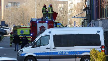 Służby pracują na miejscu pożaru na warszawskim Ursynowie. Fot. PAP/Paweł Supernak