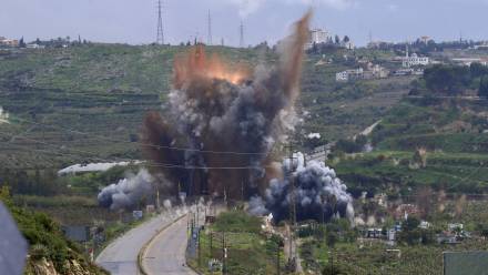Izraelski ostrzał Libanu, w pobliżu miasta Tyr na południu kraju, fot. PAP/EPA/STRINGER