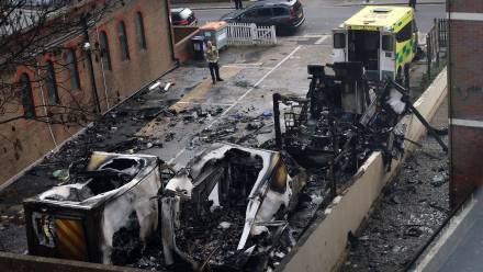 Spalone karetki pogotowia w Londynie, fot. PAP/EPA/ANDY RAIN